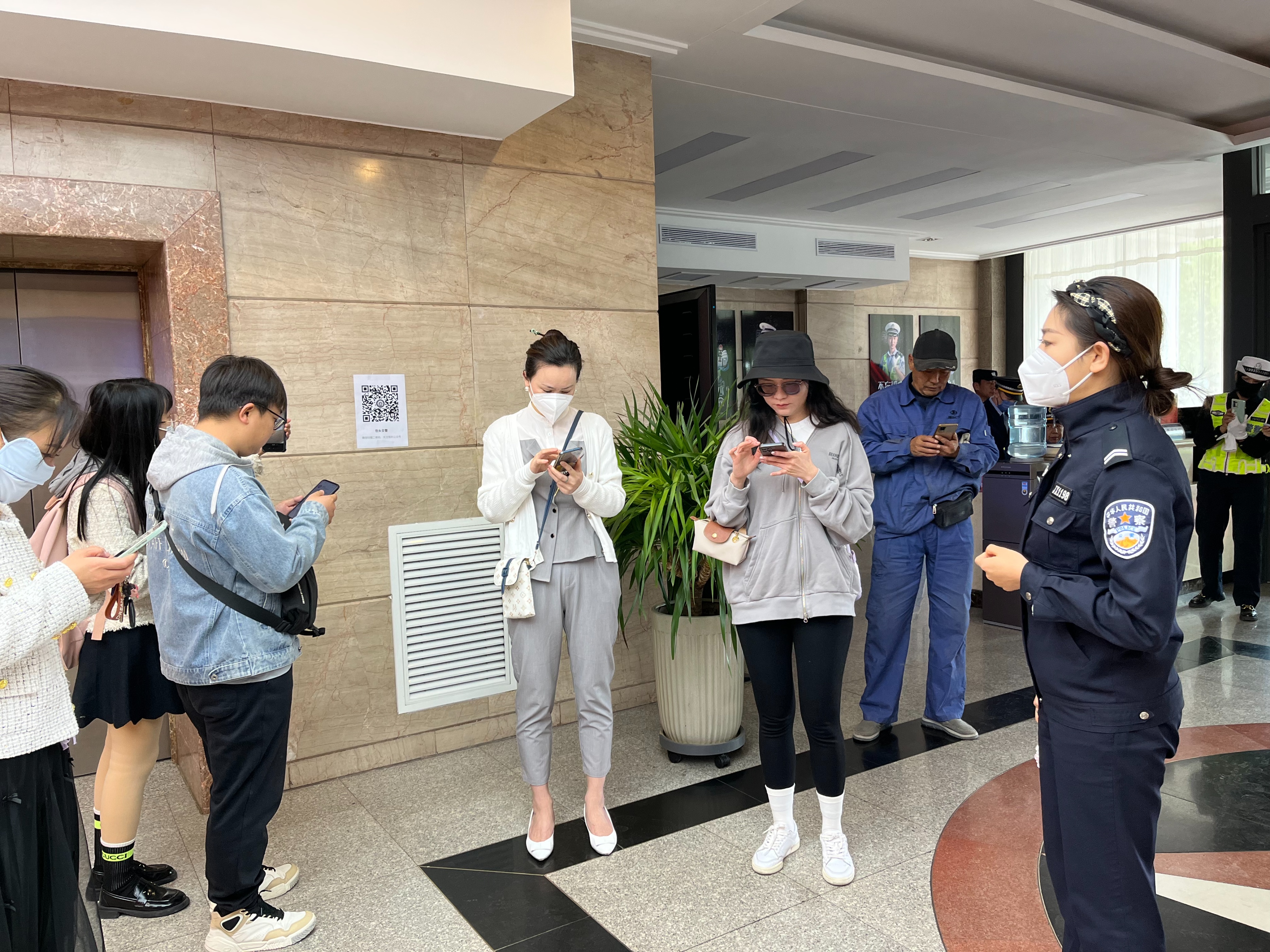 骑电动车不戴头盔交警蜀黍有办法,交警骑电动车不戴头盔属于违法吗