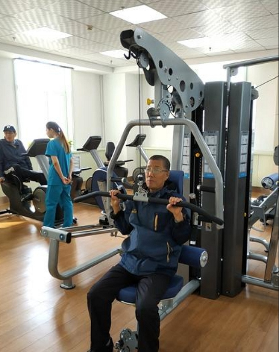 2000年，老汉移植小伙心脏性情大变，疯狂作诗99首，做梦被人追杀