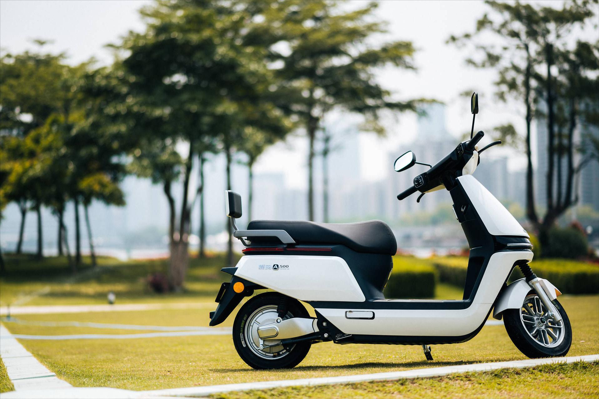 铅酸电池石墨烯和锂电池哪个更好,锂电石墨烯电池与铅酸电池的区别