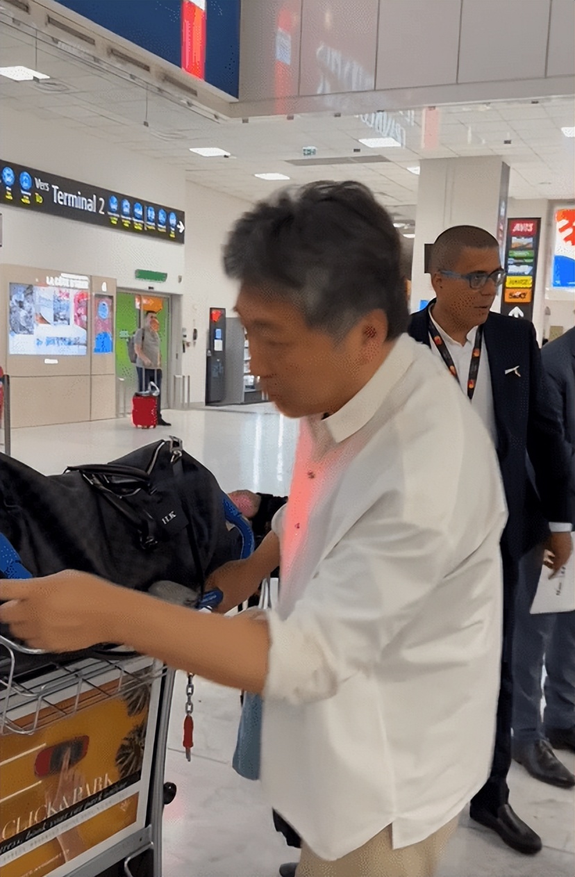 韩国机场偶遇朱一龙,粉丝向是枝裕和介绍朱一龙