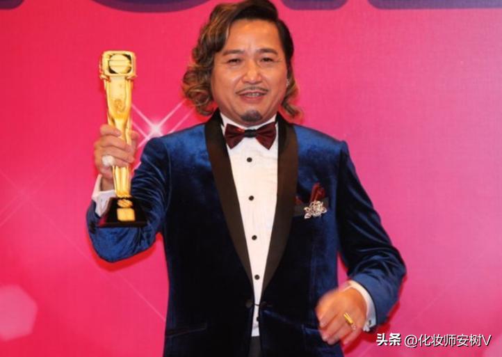 江门街头惊现2位港星摆摊，卖鱼蛋日赚800元，生意爆棚忙得满头汗