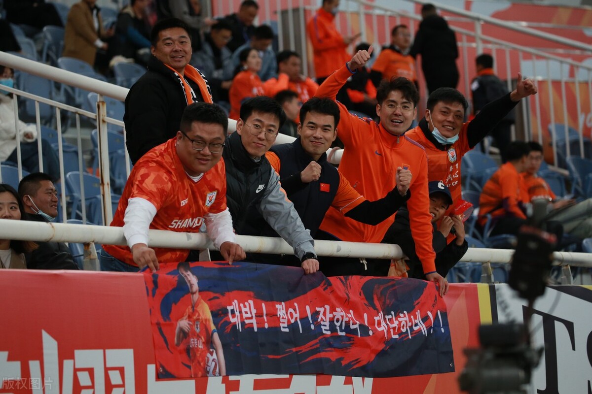 济南奥体中心现场解说中超,球迷看中超乱象