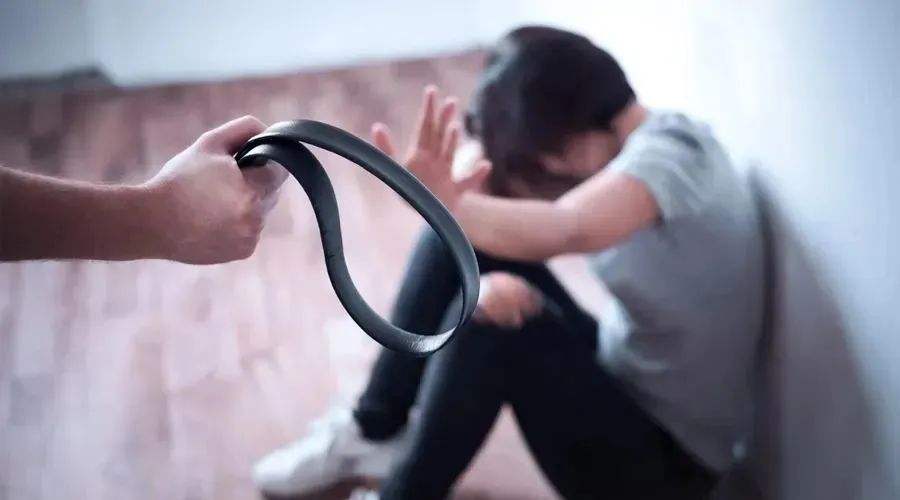 16岁保姆被女人暴打,上海保姆出国受虐待事件