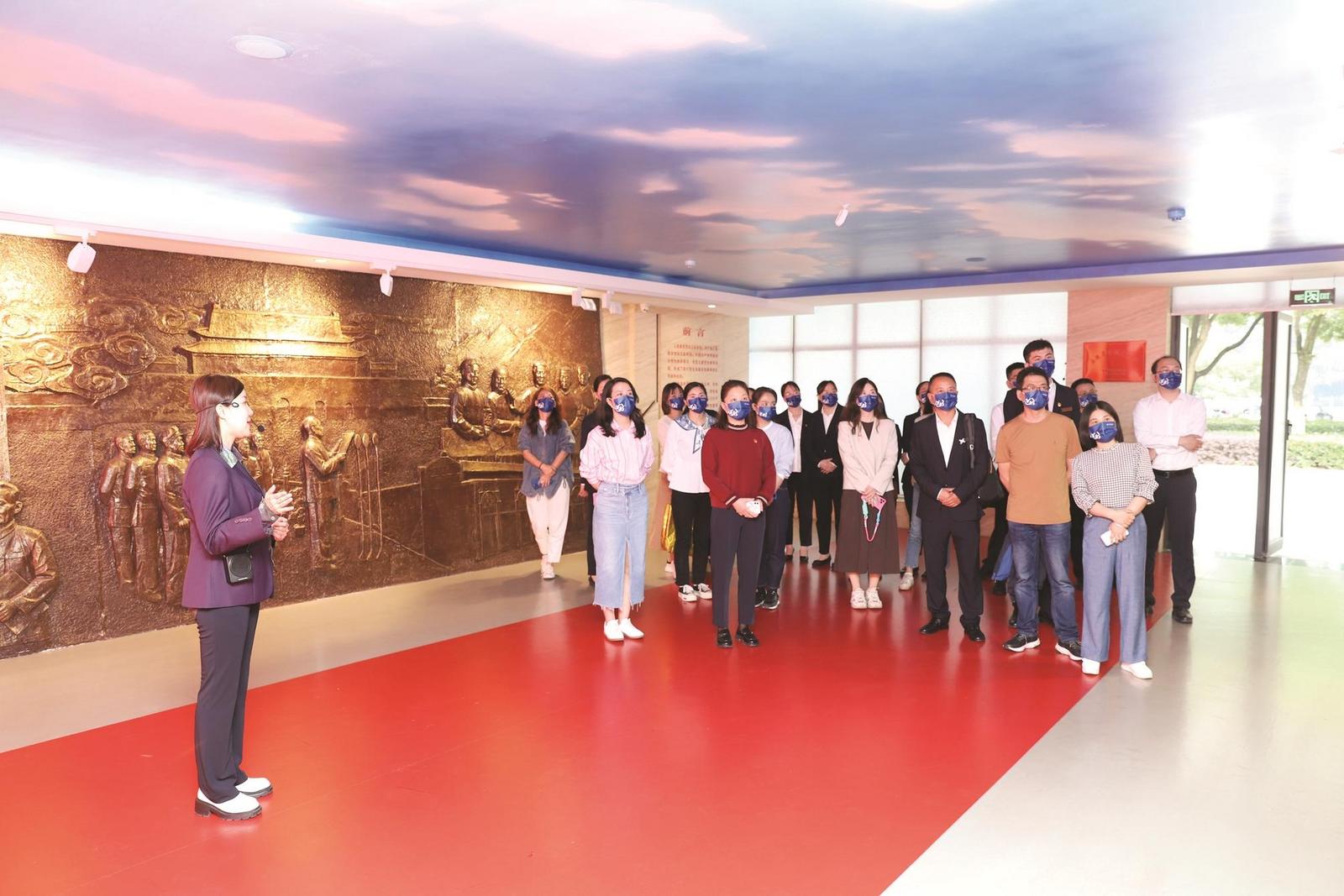 “我和*党**旗合个影,*党**的光辉照我心”皖投服务公司*党**支部开展庆七一·*党**旗红系列活动