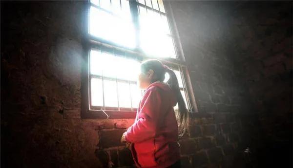 *兽禽**父亲霸奸8岁女儿长达8年，到16岁怀孕，逼死亲爹逼疯亲妈