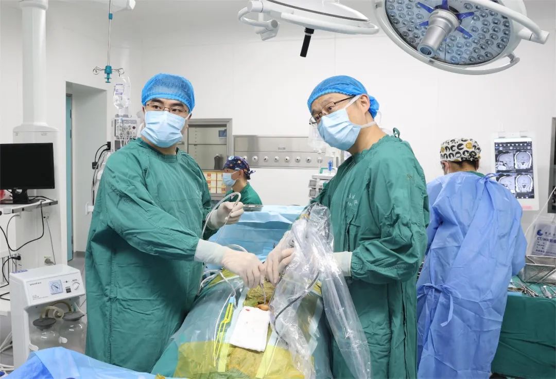 北京天坛医院神经外科专家李储忠教授来西区医院会诊及手术示范
