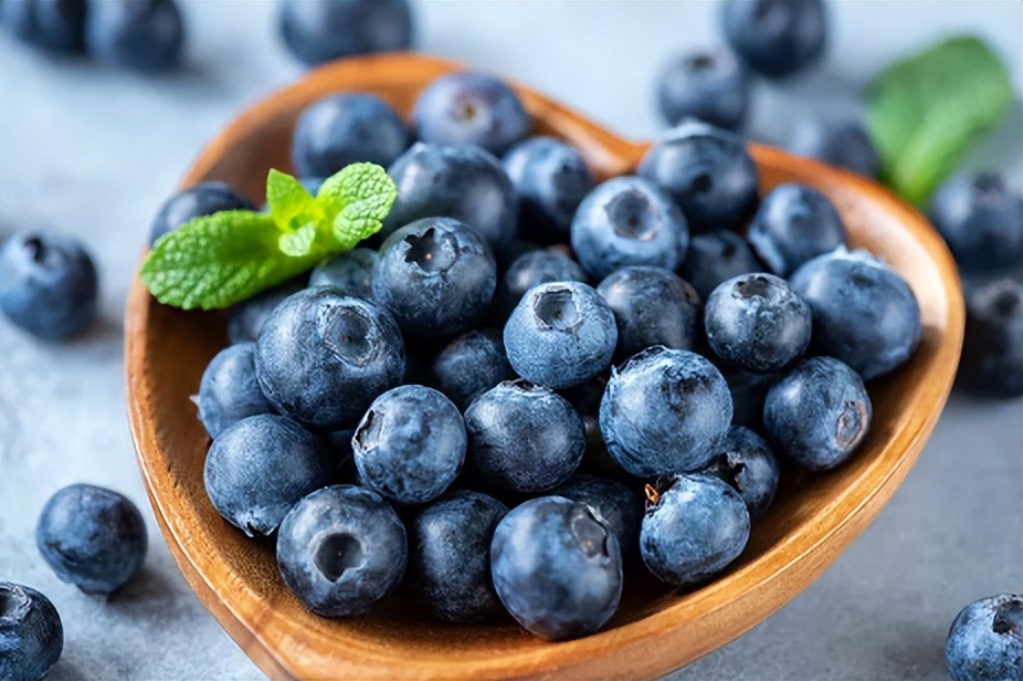 皮肤干燥吃什么补水最快最有效,皮肤干燥喝水补水敷面膜管用吗