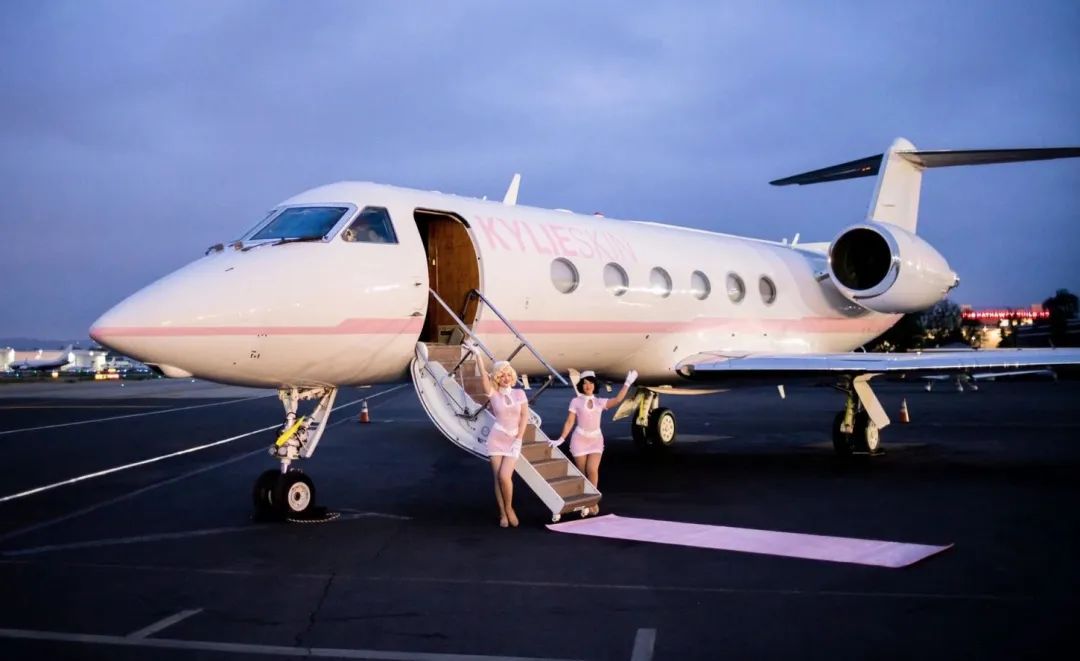 花五亿买了私人飞机后，名人都用它干什么了？