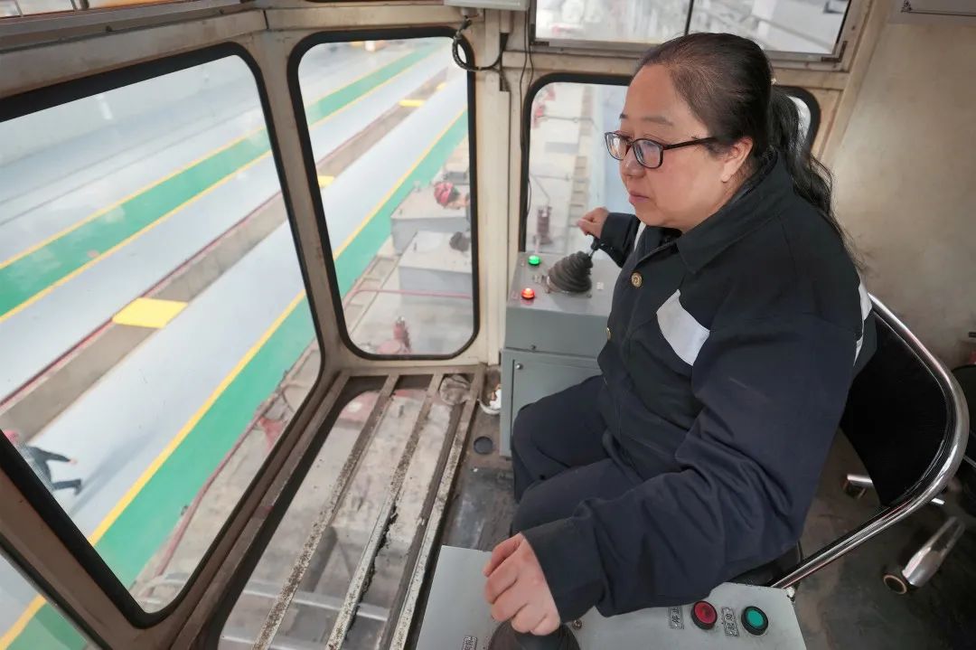 开吊车的女司机很漂亮,开天车女司机