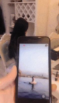 姑娘看起来外表美丽，其实裤袜已经掉到大腿根了！场面一度很尴尬