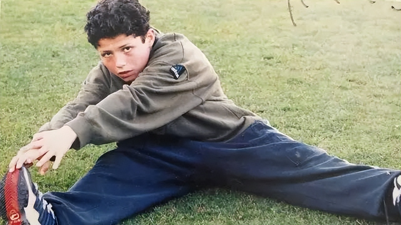 c罗37岁已经过了踢球的最好年纪,c罗15岁接受心脏病手术