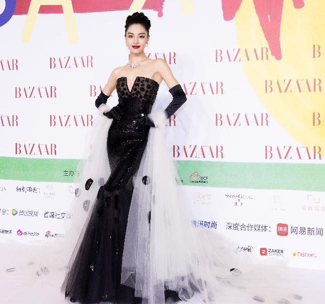 因为肩塌而红毯翻车的女明星,各个女星的红毯穿衣事故