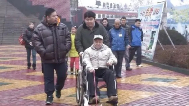 中国小伙报恩把瑞士房东接来养老,中国小伙为报恩接瑞士老人回国