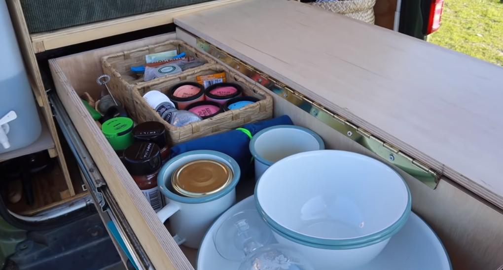 房车里的蜗居生活,国外夫妻房车生活