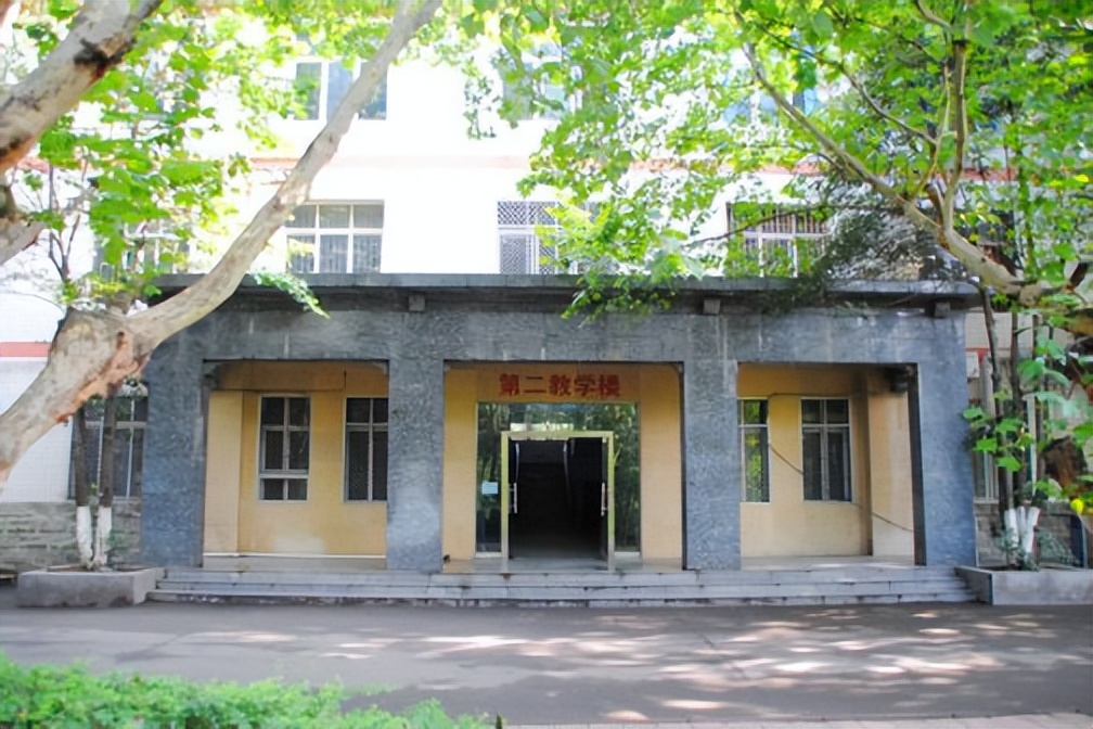 重德博学尚美笃行,重德博学勤勉尚美