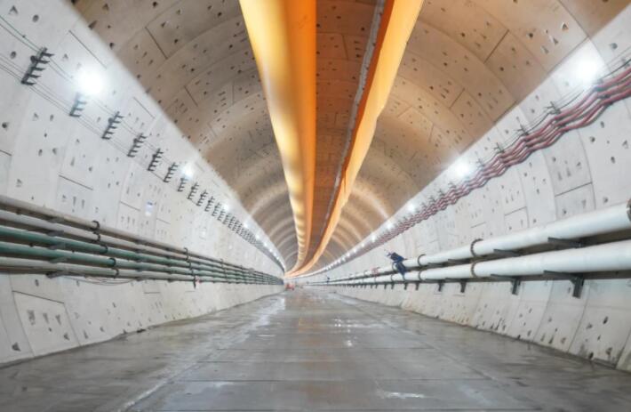 广东正在进行一个高投资项目，穿过湛江湾，长约9640米，投资30亿