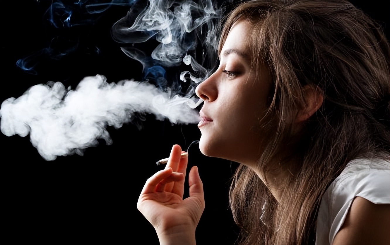 公布女性“糟蹋”乳房的行为，烟酒未上榜，劝告：能不做就不做