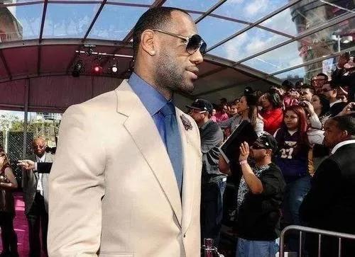 勒布朗詹姆斯年薪收入总共多少,詹姆斯生涯薪资6亿