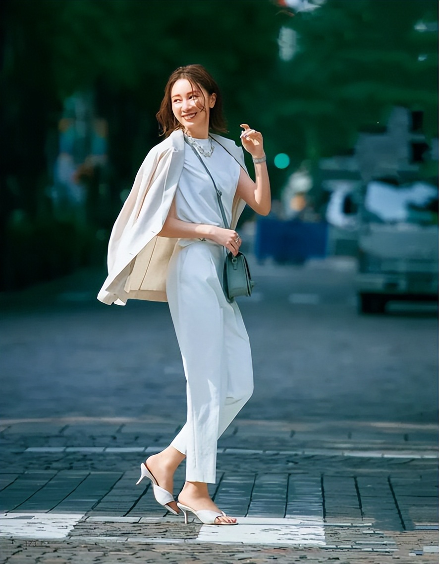 春夏流行的白裤子5种穿搭方法，清爽又自在