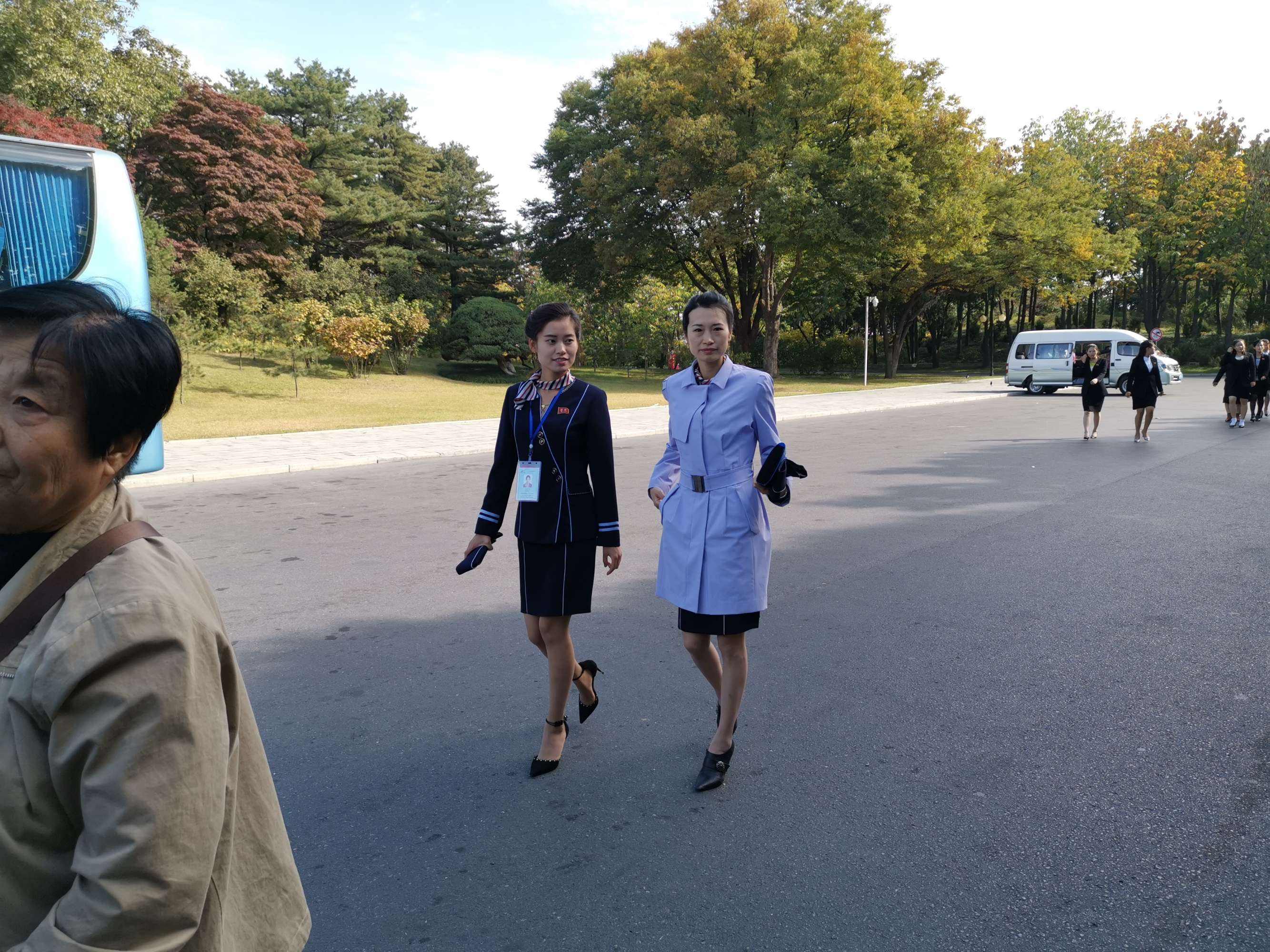 走进朝鲜，朝鲜美女导游漂亮清纯，在游客购物时，积极帮忙砍价