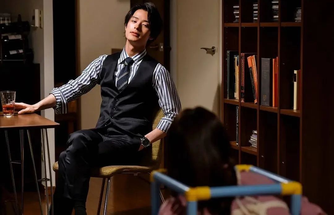 被PUA的恋爱脑：在胸上纹35岁男友名字