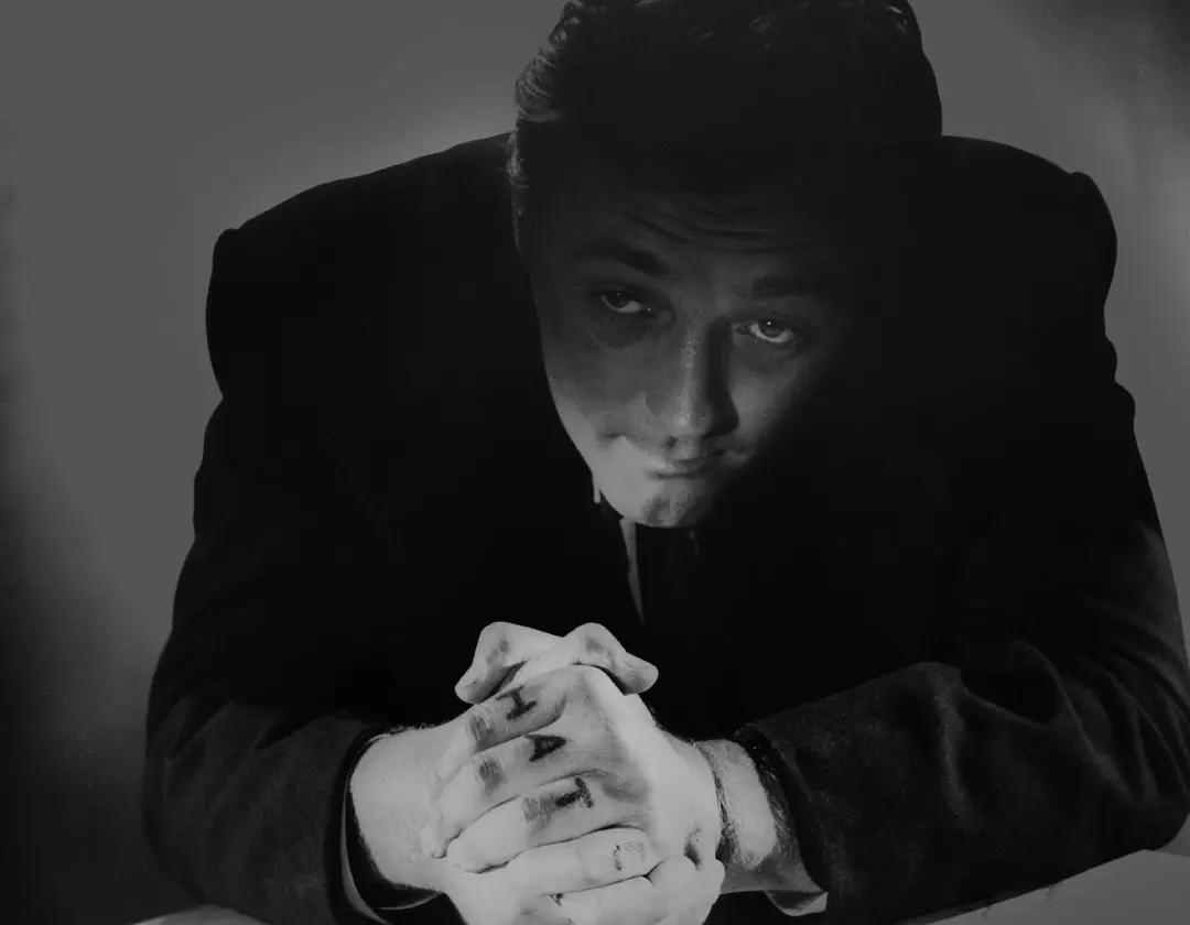 本将赃款藏在布娃娃里，黑心牧师为了钱杀害薇拉，并追杀兄妹俩