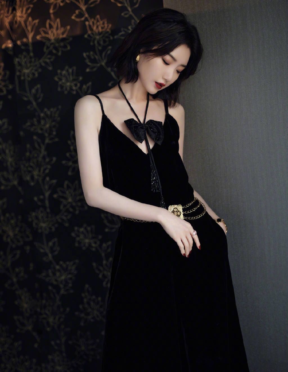 毛晓彤黑色连体裤造型,毛晓彤穿黑色丝绒长裙摩登洋气