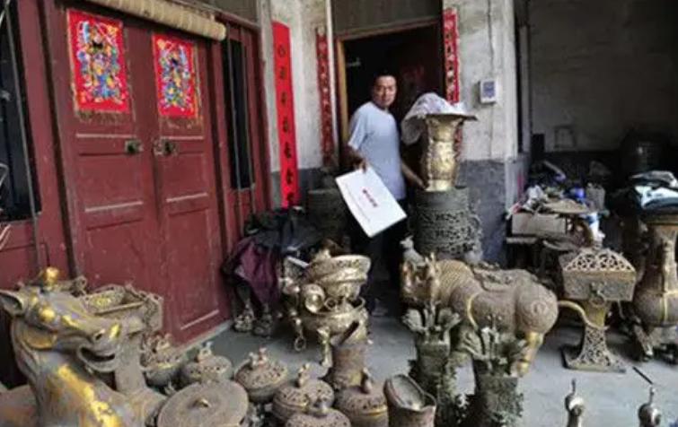 河南老汉靠造假发财,河南老汉制假