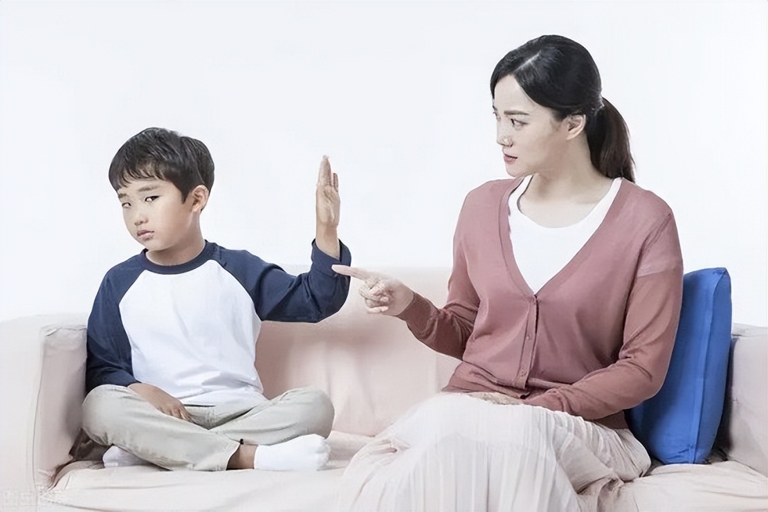 女大学生抱怨父母偷喝矿泉水,女大学生买了一箱矿泉水