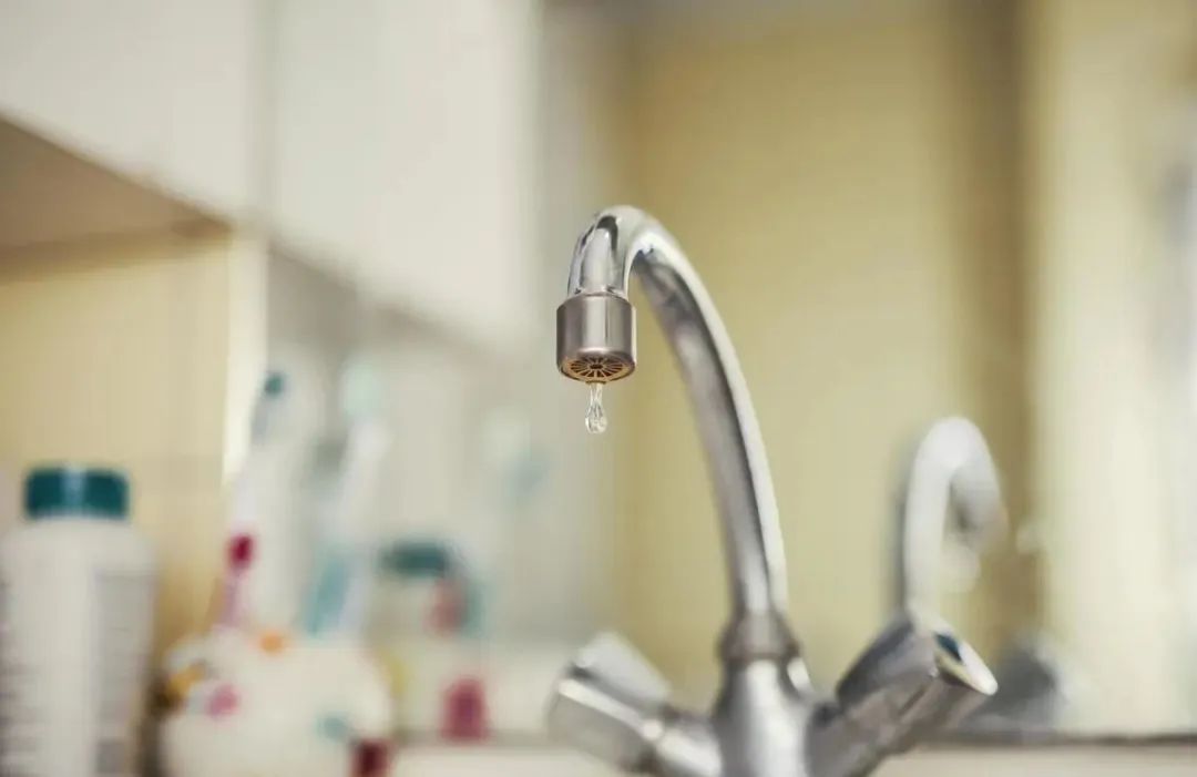 水龙头已经关掉了还在转,水龙头不能关到位否则就滴水
