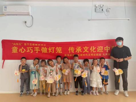 社区开展亲子手工做灯笼迎新春,社区开展青少年剪纸制作灯笼活动