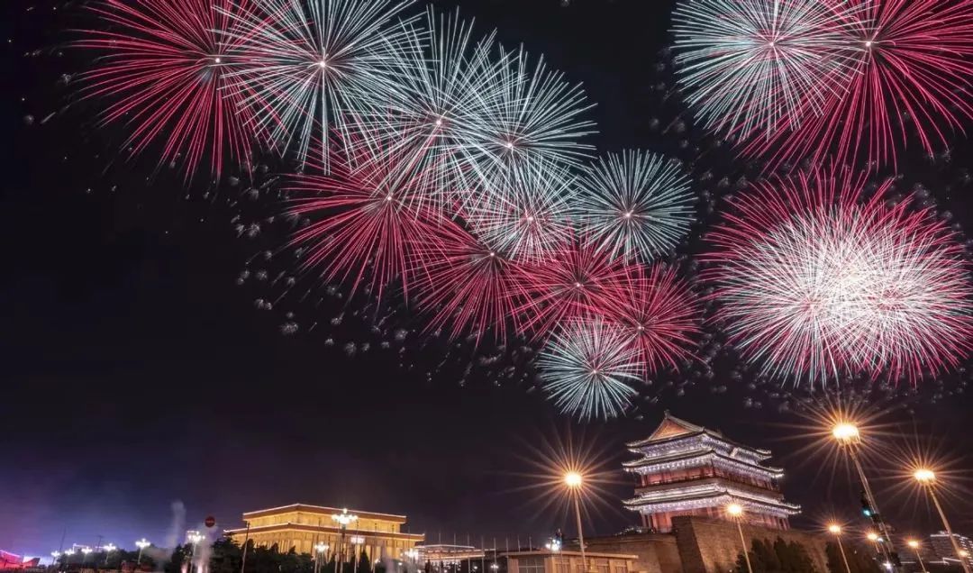 给奶奶“造”了一架天梯,靠*药火**爆炸作画,全球最会“玩火”的人