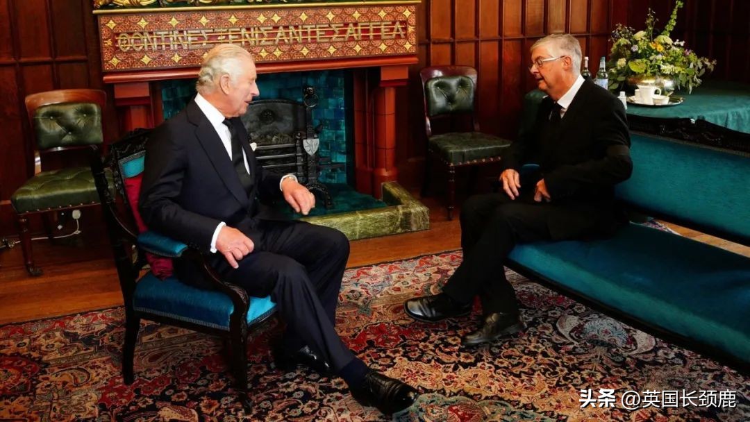 等待时间超14小时-官方叫停瞻仰队伍！威廉哈里为女王守夜