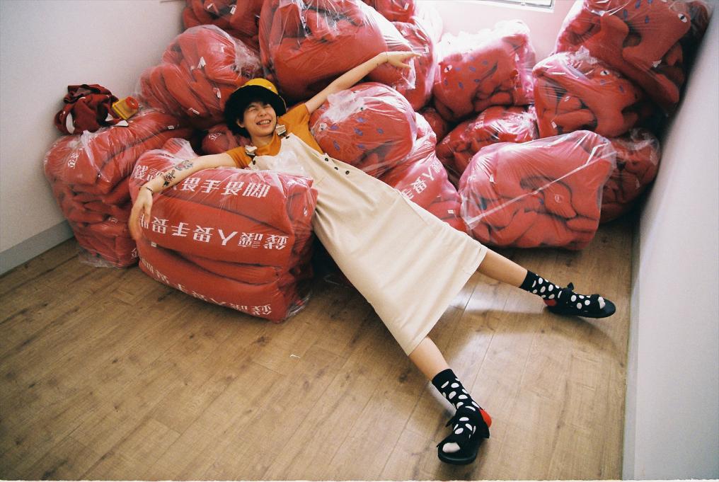 被甲方砸掉饭碗，她靠“最会搞颜色”的淘宝店逆袭，跟山寨杠到底