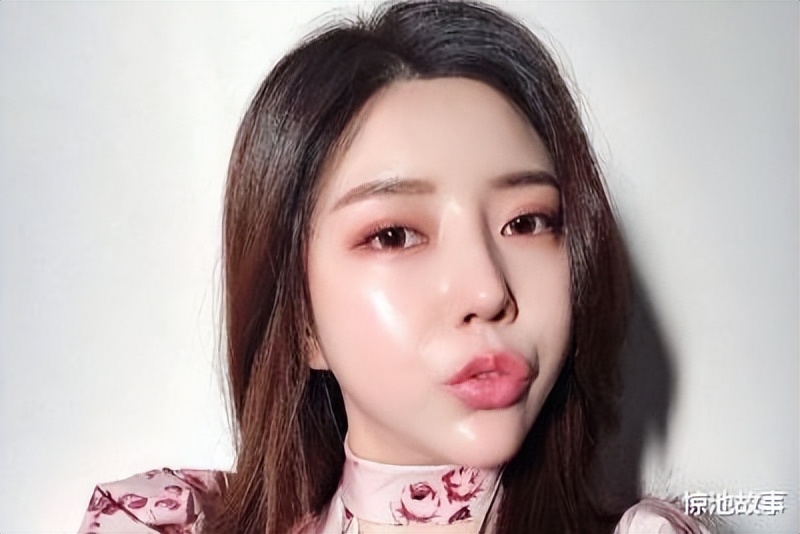 跑腿小哥给独居美女送药,快递小哥每天半夜给女人送快递