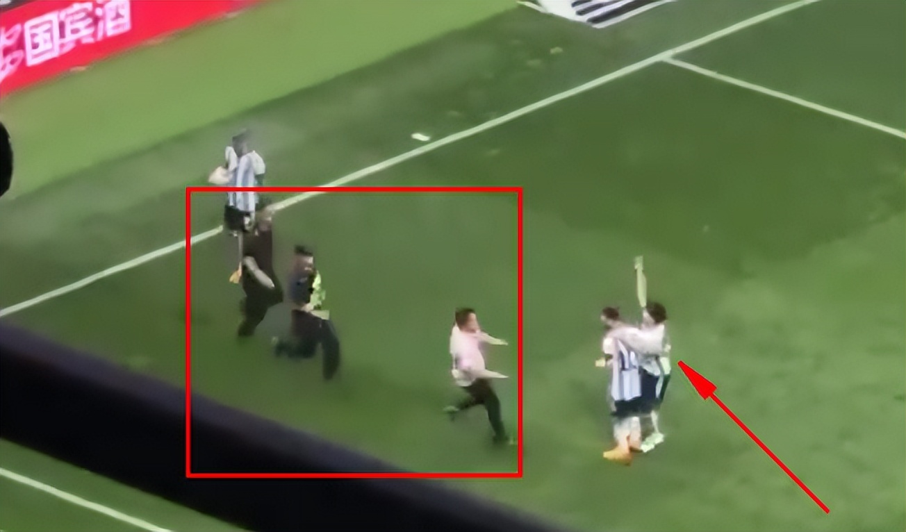 闯球场的球迷,球迷冲进球场拥抱梅西跑了多少米