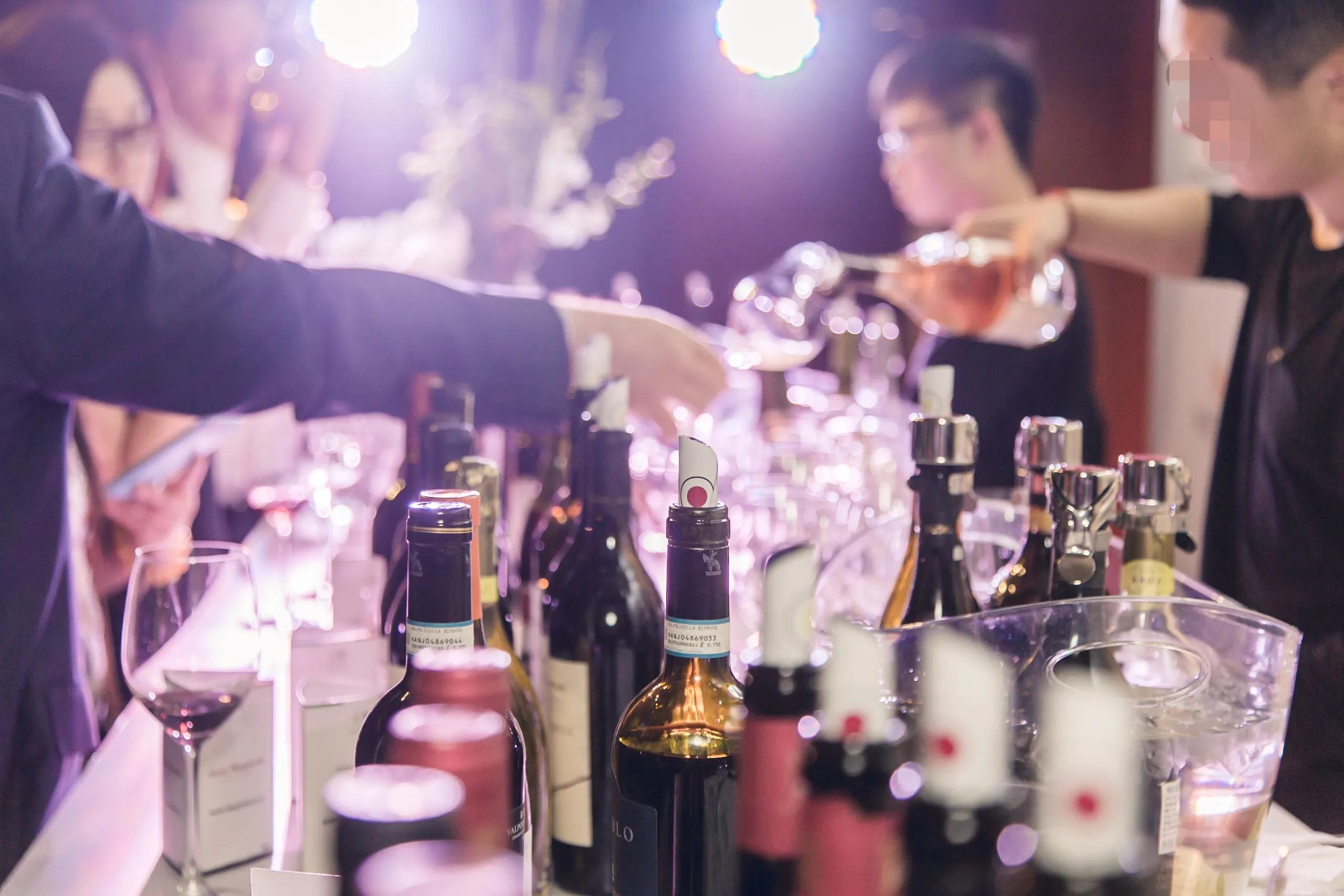 韩娱又爆丑闻！艺人被明码标价服务高层，时长高达八九个小时