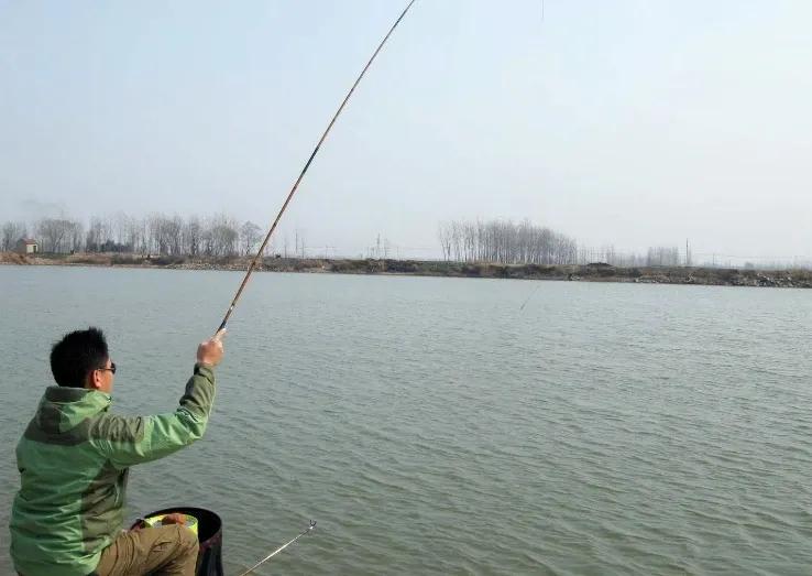 冷天气钓鲫鱼可用菜籽饼打窝吗,冰冻天气用什么饵料钓鲫鱼最好