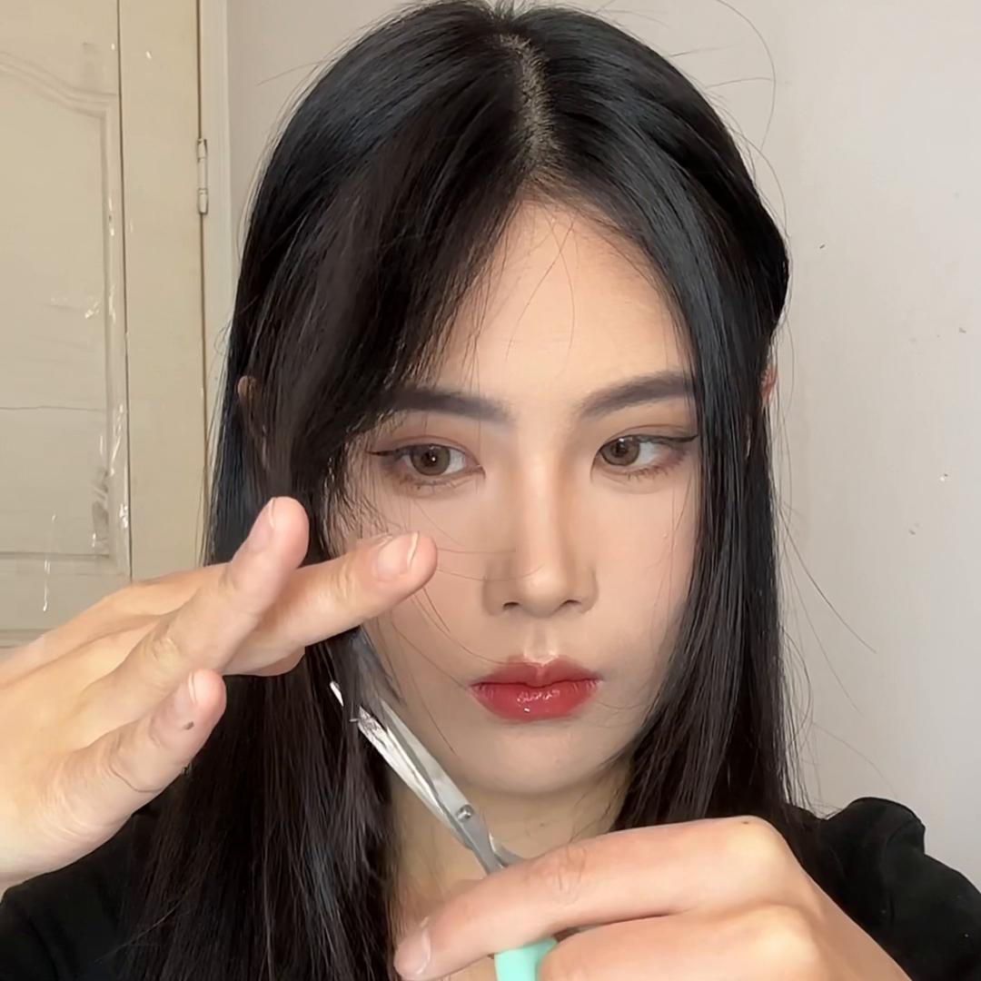 方脸姐妹一定要剪这个三段式高层次中长发！自己在家就能剪...