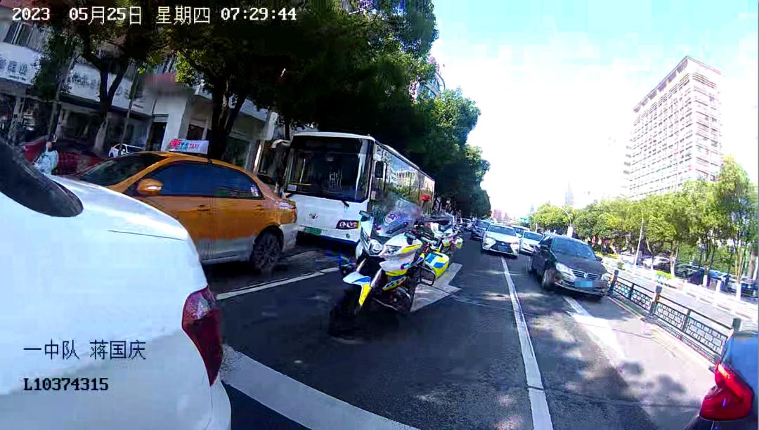 车辆故障交警们秒变修车工,小车隧道内遇故障铁骑迅速处理