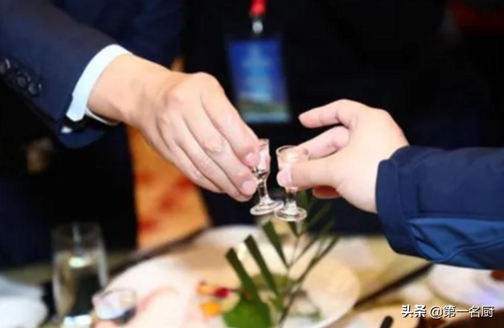 如何避免酒局上敬酒紧张,酒局上轮到你敬酒怎么办