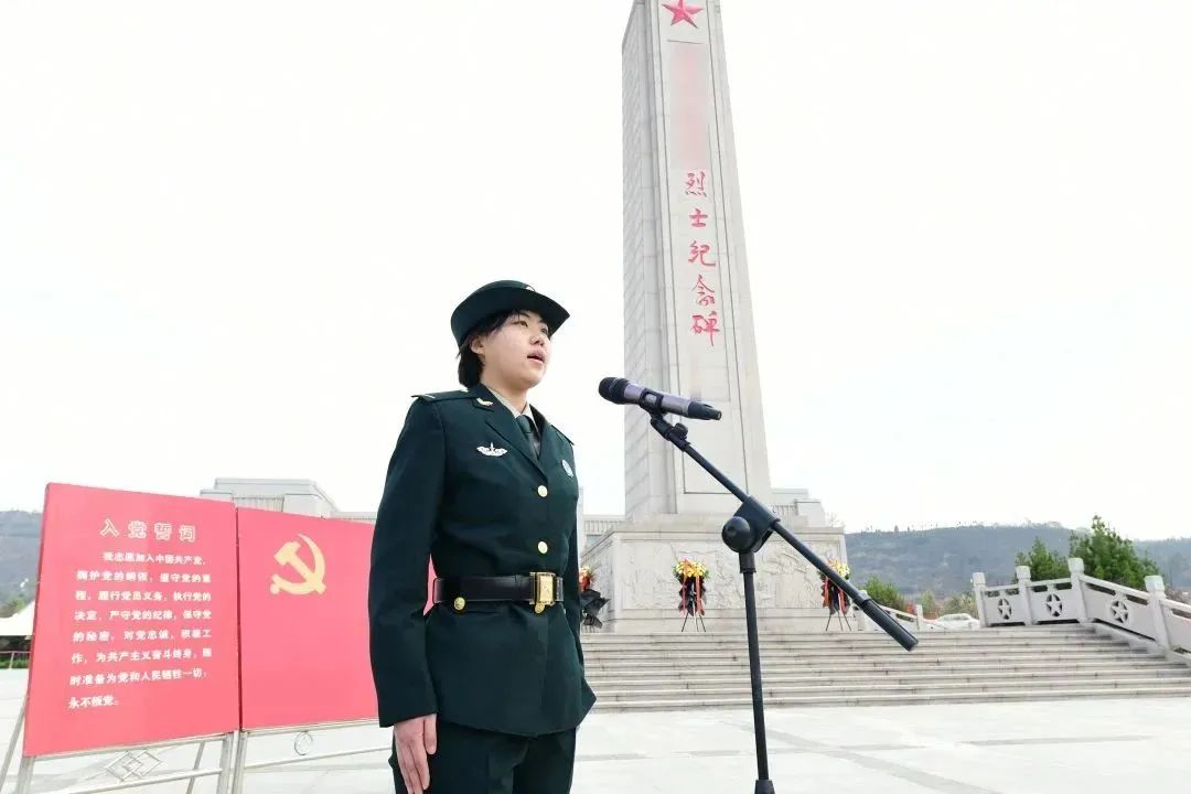 解放军清明缅怀红军先烈活动,清明祭奠革命先烈解放军鸣枪