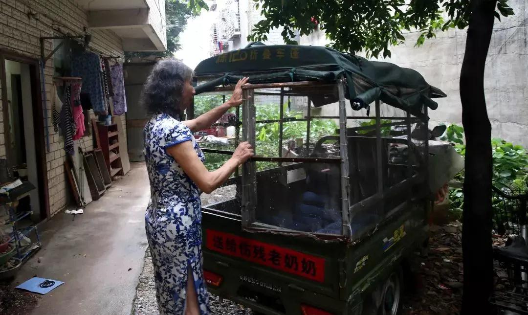 62岁大爷男扮女装30余年,53岁大叔男扮女装搞笑