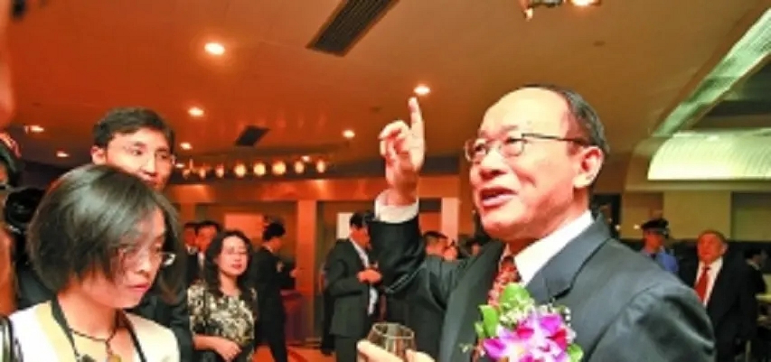 广东梅州大黑马：20岁考上人大，官至副部级，创办A股，身价240亿