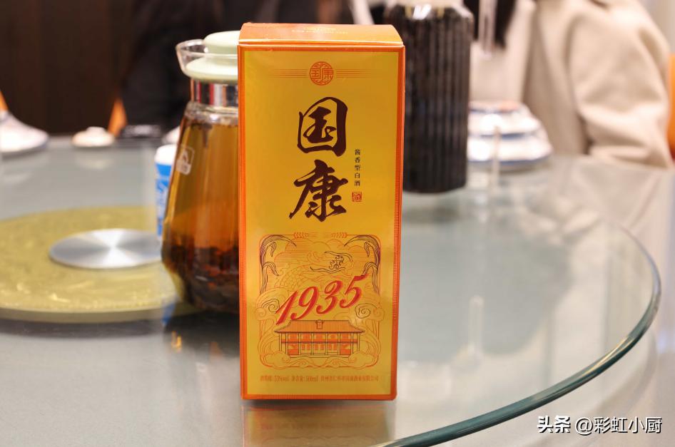 山东一服务员,每月凭着给客人“倒酒”就能挣不少钱,究竟是为啥