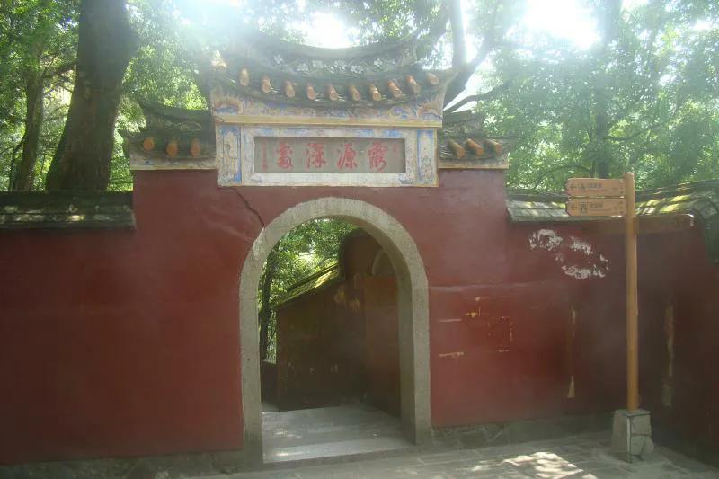 万福骈臻走进福州鼓山灵源洞赏摩崖题刻书法艺术记者张桂守