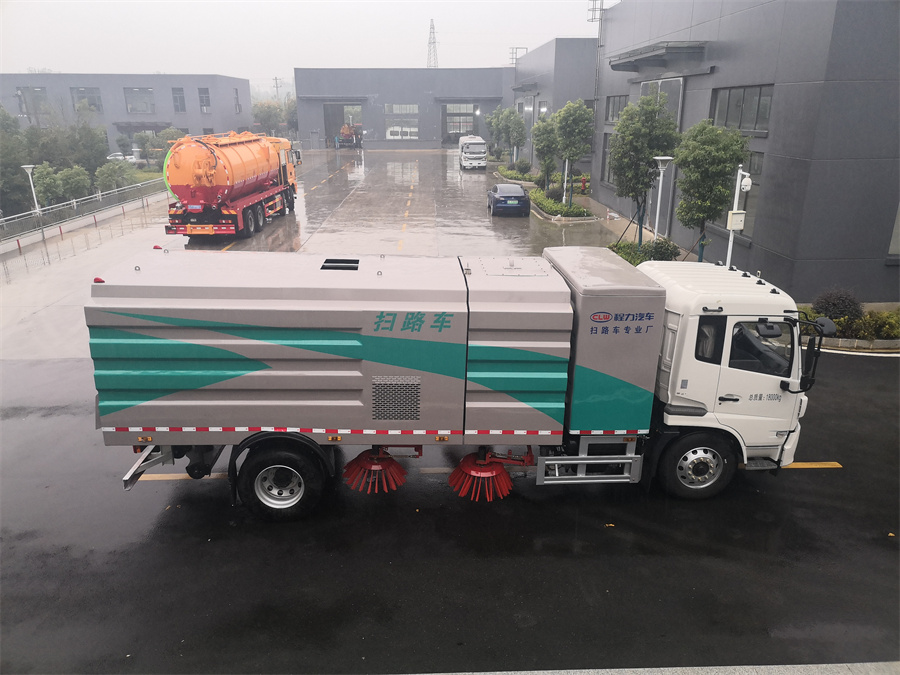 天锦干式扫路车规格齐全,东风天锦扫路车图片高清