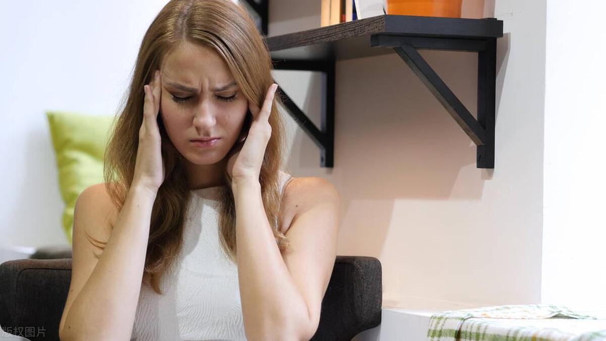 秋天一直喝水还是嘴唇干燥,秋天皮肤嘴唇干燥吃什么