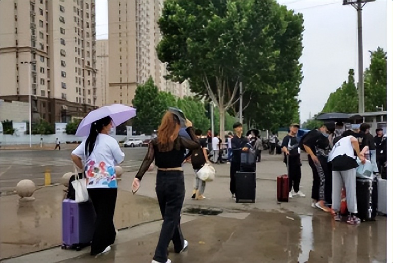 网上买的衣服不合适实体店给换吗,去实体店买衣服后悔想退换怎么办