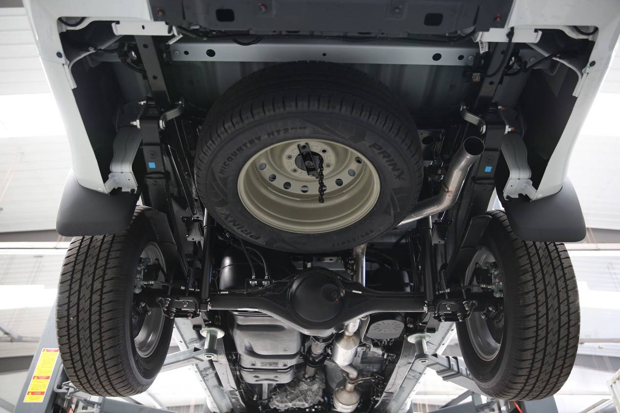 五十铃皮卡铃拓和d-max外观区别,五十铃皮卡铃拓2.5t四驱手动测试